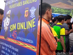 Launching SIM Online, 620 Warga Bandung Antre Perpanjang SIM