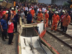 Kereta Berjarak 50 Meter, Sopir Metromini Tetap Nekat Terobos Perlintasan