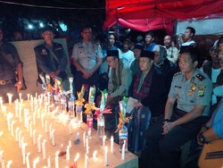 Warga Tabur Bunga dan Pasang Lilin di Lokasi Kecelakaan Metromini Maut