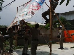 Atribut Kampanye Pilkada Lamongan Masih Berserakan, Panwas Turun Tangan