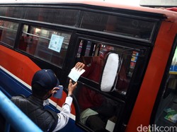 Petugas Razia Metromini di Pasar Minggu, Bus Reyot Dikandangkan