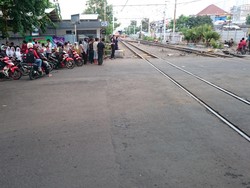 Perlintasan KA Angke Tempat Tabrakan Metromini Vs KRL akan Ditutup