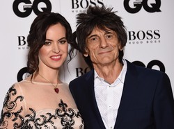 Istri Ronnie Wood The Rolling Stones Hamil Anak Kembar