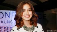 Jessica Iskandar Tetap Hot Tampil Kasual