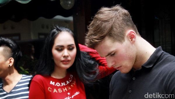 Ehm... Kartika Putri Kok Deket Sama Bule Lagi Nih?