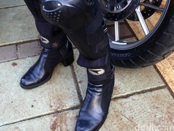 Lagi Jalan Kencang Ban Motor Bocor, Jangan Direm Berlebihan