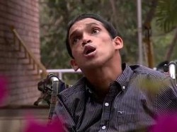 Meski Lumpuh Karena Cerebral Palsy, Pria Ini Berhasil Raih Gelar Doktor