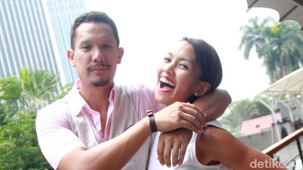 Kemesraan Melanie Putria dan Angga Puradiredja