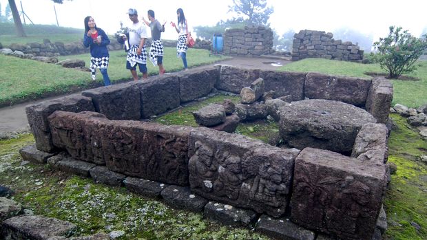 Sejumlah wisatawan mengunjungi Candi Cetho di Jenawi, Kabupaten Karanganyar, Jawa Tengah, Minggu (6/12). Berdasarkan data Kementerian Pariwisata, jumlah wisatawan nusantara (wisnu) sepanjang Januari-September 2015 mencapai 187,3 juta perjalanan dengan dengan total nilai uang yang dibelanjakan Rp140,5 triliun, sementara  jumlah kunjungan wisatawan mancanegara pada 2015 (data terakhir Januari-Oktober) mencapai 8.017.589 orang atau tumbuh 3,38 persen dibandingkan periode yang sama 2014 sebanyak 7.755.616 wisman. ANTARA FOTO/Aditya Pradana Putra/pd/15.