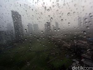 Hujan Lebat, Petir Bersahutan di Jaksel