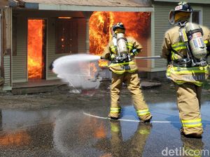 Mobil di Garasi Lebak Bulus Terbakar Sambar Rumah Mobil di Garasi Lebak Bulus Terbakar Sambar Rumah