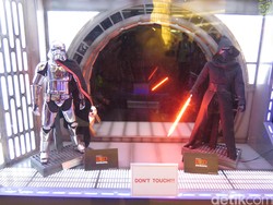 Kylo Ren Serba Hitam, Captain Phasma Macho dengan Jubah Besi