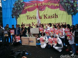 Aktivis Antikorupsi Gelar Aksi Bersihkan DPR