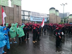 Ratusan Buruh Unjuk Rasa di Depan DPR Minta PP 78 Dicabut