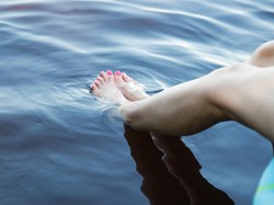 Rendam Kaki dengan Air Dingin Juga Bisa Bantu Redakan Migrain?