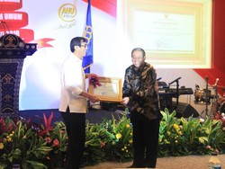 BKN Beri Penghargaan ke Kemenkum HAM yang Paling Konsisten Pakai Metode CAT