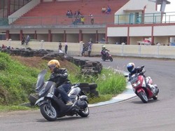 Max Owners Asah Skill Safety Riding di Sirkuit