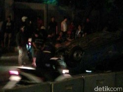 Sedan Tabrak Pembatas Jalan di Depan Ratu Plaza