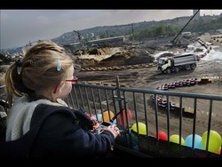 Apa Jadinya Jika Anak Perempuan 4 Tahun Nyetir Truk?