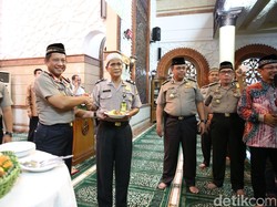 Jelang Pensiun, Aiptu Kabul Diberi Potongan Tumpeng oleh Irjen Tito
