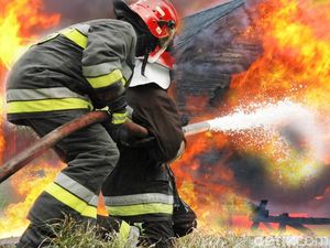 Rukan di Melawai Jaksel Terbakar Diduga karena Korsleting Rukan di Melawai Jaksel Terbakar Diduga karena Korsleting