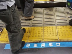 Belajar Antre dari Orang Jepang: Naik Kereta Sampai Eskalator