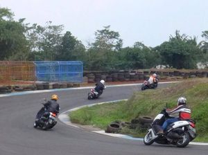 Bukan Asal Belok, Ini Cara Menikung yang Benar Ketika Touring Naik Motor
