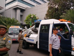 Terjaring Operasi Tertib Trotoar, Para Pemilik Mobil Ini Protes