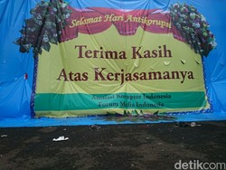 DPR Dapat Karangan Bunga dari Asosiasi Koruptor dan Forum Mafia