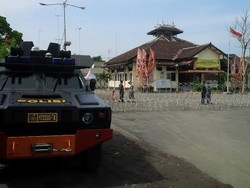 Antisipasi Kerusuhan, KPU Kediri Dikelilingi Kawat Berduri