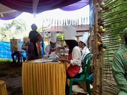 Petugas KPPS di Lamongan Berdandan ala Koki dan Wisudawan