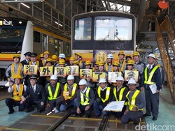 Salam Persahabatan dari Anak-anak Jepang untuk Pengguna Commuter Line