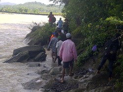 Bertaruh Nyawa, Warga Purbalingga Harus Menyeberangi Sungai Deras Demi Nyoblos