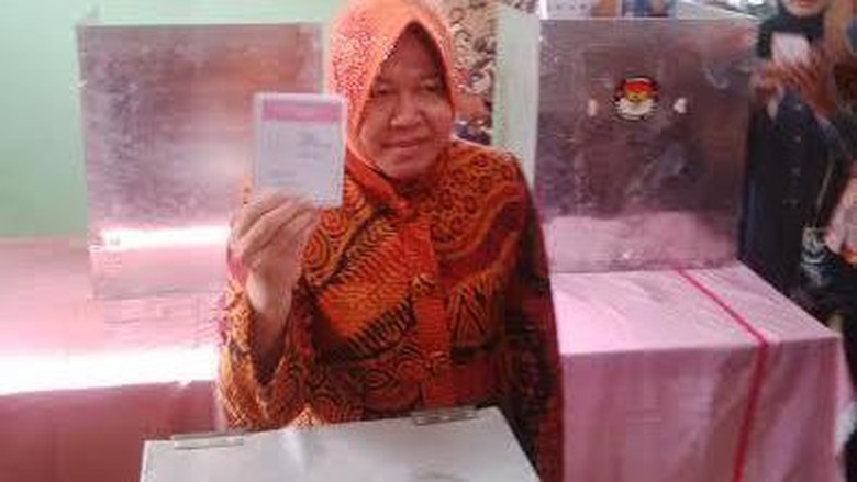 Risma Nyoblos di TPS 1, Ada yang Nggoda: Nyoblos Siapa Bu?
