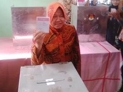 Risma Nyoblos di TPS 1, Ada yang Nggoda: Nyoblos Siapa Bu?
