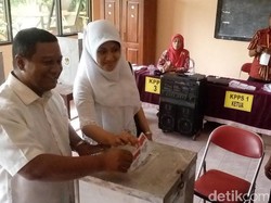 Usai Nyoblos, Istri Bupati Petahana Mojokerto Bagi-bagi Permen