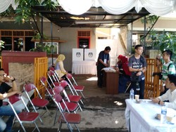 Calon Wali Kota Depok Idris Somad Nyoblos Bersama Istri dan 5 Anak