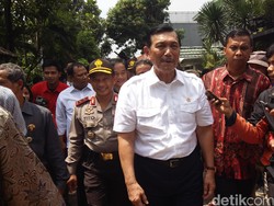 Saat Kapolda Metro Memotret Luhut yang Diserbu Warga di TPS