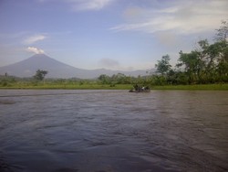 Sungai Deras Hingga Naik Perahu, ini Perjuangan Warga Purbalingga Nyoblos