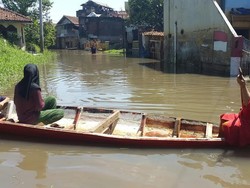 Pilkada di Kampung Cieunteung, Kayuh Perahu Demi Hak Suara