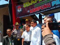 Panitia Berbaju Daerah Sambut Menteri Yuddy saat Tinjau TPS di Depok