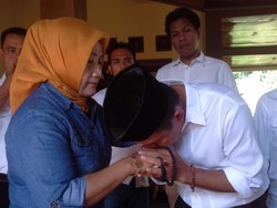 Sebelum Coblos, Calon Wakil Walkot Depok Babai Sungkem ke Ibunda