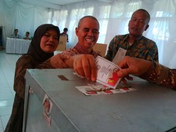 Pria Tuna Netra di Kabupaten Bandung Ini Tetap Semangat Sambangi TPS