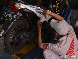 Musim Hujan Halangi Ganti Oli di Bengkel? Ganti Sendiri Mudah Kok Musim Hujan Halangi Ganti Oli di Bengkel? Ganti Sendiri Mudah Kok