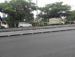 Besi Pembatas Jalan di Pasar Rumput yang Setrum Wisnu Sudah Dipagar Bambu