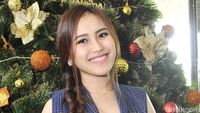 Aih, Manisnya Ayu Ting Ting Berambut Kepang
