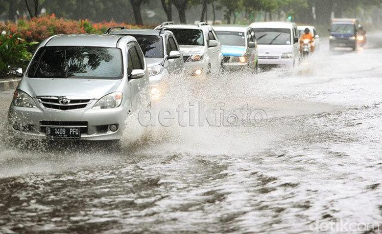 Terendam Banjir Berapa  Lama  Mobil  Diservis Jennete Rent