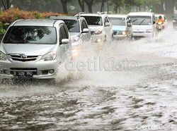 Banjir Bukan Ajang Adu Kuat Mobil Terobos Air!