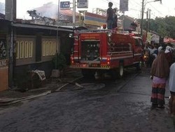 Imbas Minimarket Terbakar di Depok, Jalan Ditutup dan Macet Parah