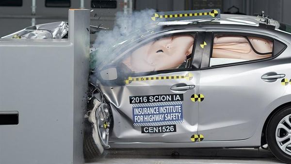 Mobil Sengaja Ditabrak untuk Uji Keamanan